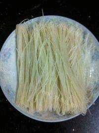 家常菜鸡蛋炒米粉做法图解1)