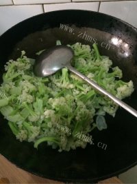 香喷喷的清炒菜花做法图解5)