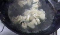 芳香四溢的鲜虾馄饨做法图解6)