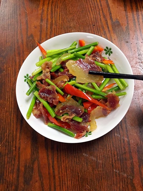 色泽鲜亮的蒜苔炒腊肉
