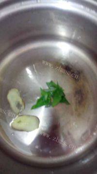 家常菜芹菜炒胡萝卜做法图解4)