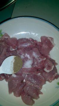 家常菜木耳炒肉片做法图解3)
