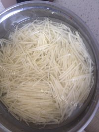 美味营养的炒土豆丝做法图解1)