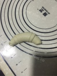 美味的酸奶蜂蜜牛角包做法图解5)
