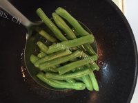 妈妈最爱的干煸豆角做法图解7)