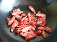美味的腊肠包菜焖饭做法图解4)