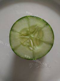 自制美味的木耳青瓜盅做法图解2)