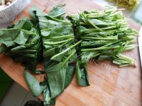 口感不错的菠菜拌花生米做法图解2)