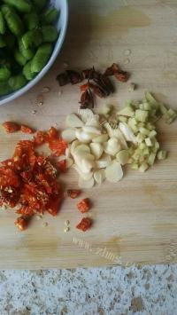 下酒菜辣炒毛豆做法图解3)