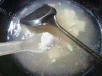 家常菜咸肉豆腐汤做法图解6)