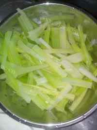 家常菜芹菜炒肉做法图解2)