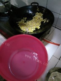 家常菜玉米炒肉末做法图解4)