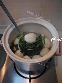 美味的菠菜鱼丸汤