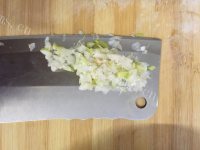 自制猪肉西葫芦包子做法图解4)