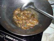 家常菜腊肉炒芹菜做法图解4)