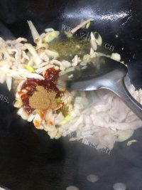 咸甜适中的腐竹炒肉做法图解4)