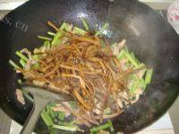 家常菜黄花菜炒肉丝做法图解5)