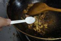 回味无穷的雪菜炒鱿鱼做法图解5)