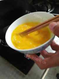 香喷喷的西红柿炒鸡蛋做法图解3)
