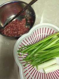 简易的猪肉芹菜馅饺子做法图解3)