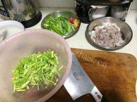 家常菜芹菜炒鱿鱼做法图解1)