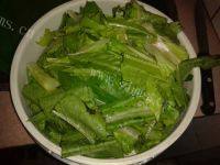 口感不错的炝炒油麦菜做法图解3)