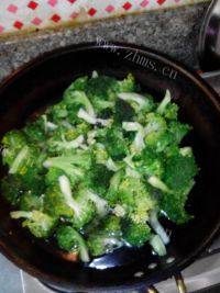 家常菜蒜茸西兰花做法图解3)