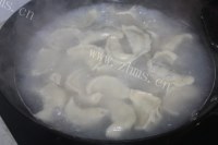 人间美味般的酸菜猪肉饺做法图解11)