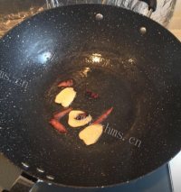 色泽鲜亮的鹌鹑蛋红烧肉做法图解3)