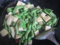 味道不错的豆角焖面做法图解6)