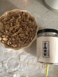 好吃的琥珀黑糖核桃做法图解2)
