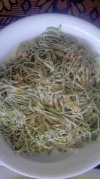 自己做的菠菜手擀面做法图解12)