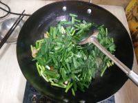 家常菜咸肉炒蒜苗做法图解6)