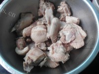 色泽鲜亮的香芋焖鸭做法图解3)