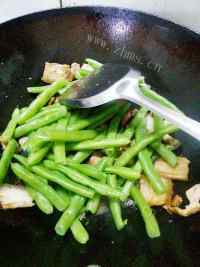 美味的四季豆炒肉做法图解6)