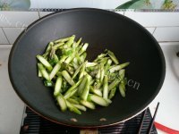 家常菜腊肠炒芦笋做法图解4)
