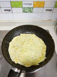 美味黄瓜芝麻蛋饼做法图解7)