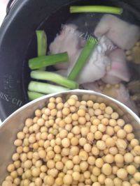 唇齿留香的黄豆炖猪蹄做法图解2)