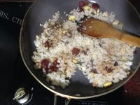 美味的腊肠鸡蛋炒饭做法图解9)