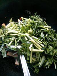 营养丰富的韭菜炒豆干做法图解4)