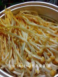 美味的金针菇肉片汤做法图解1)