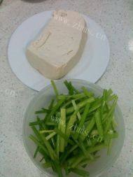 芹菜豆腐做法图解1)