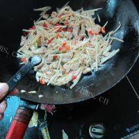 「念念不忘」土豆丝炒肉做法图解8)