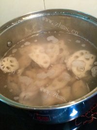 美味的莲藕排骨汤做法图解3)