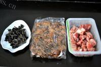 美味的榛蘑木耳炖小排做法图解1)