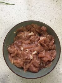 百吃不厌的糖醋里脊肉做法图解3)