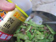 常吃不腻的豆角烧肉做法图解7)