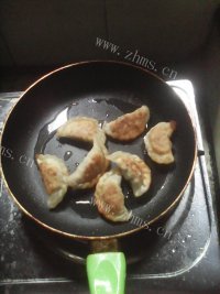 珍馐美味的韭菜盒子做法图解7)