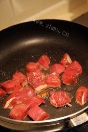 美味的黑椒西芹牛肉粒做法图解3)