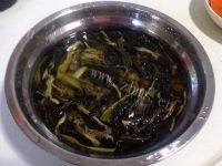 美味的菜干猪骨汤做法图解2)